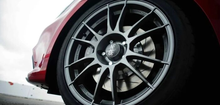 Lab测试丨米其林旅悦加强版和普利司通傲然者001，哪款轮胎的实测数据更好？